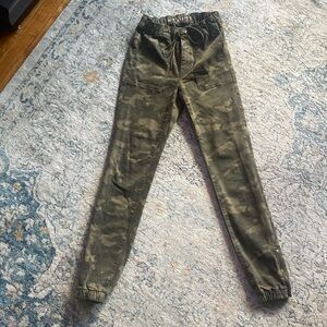 Great condition worn once size 0 Camo American Eagle stretch joggers/jeans